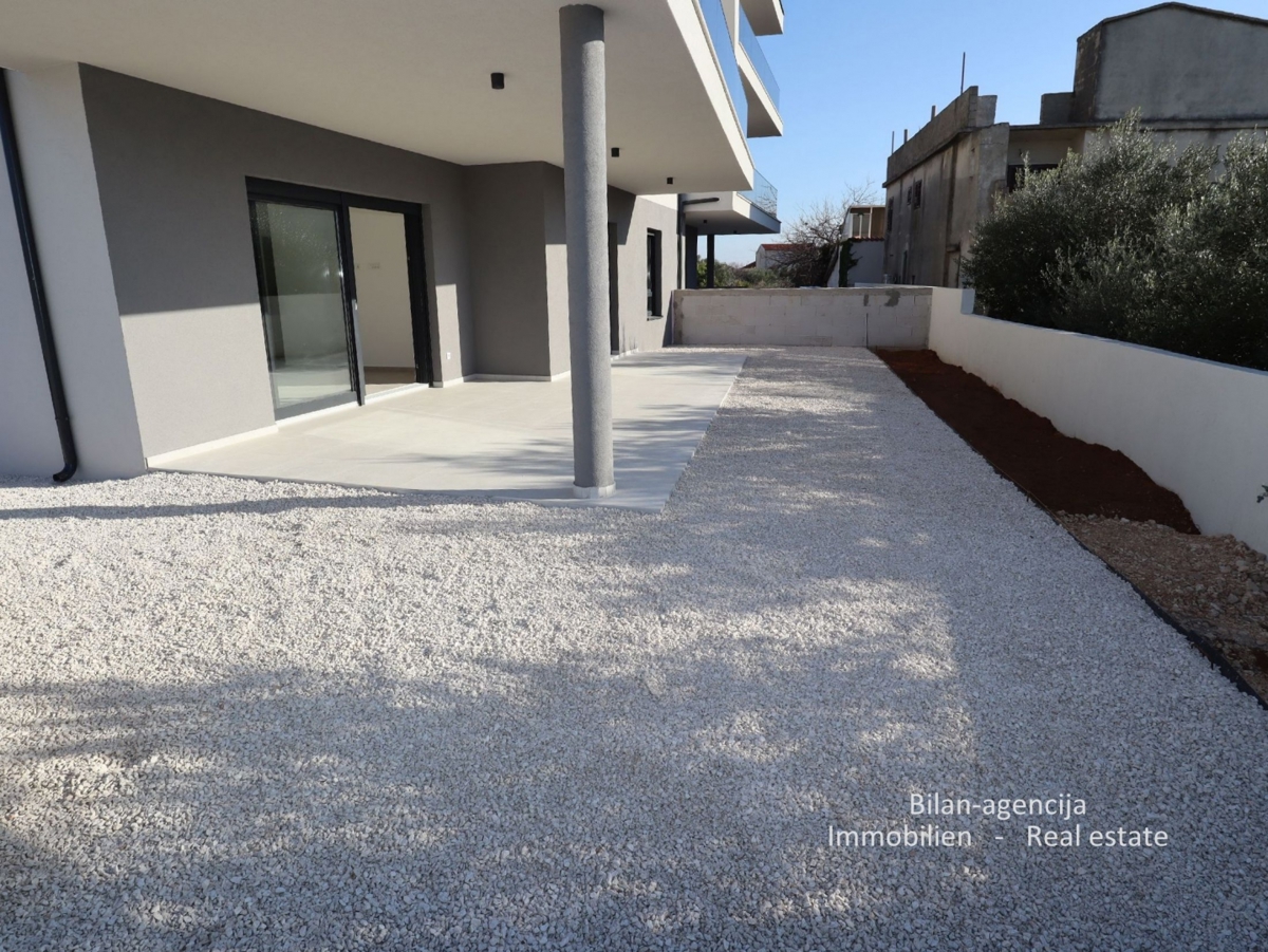 Tribunj, ob morju.Stanovanje, vrt in dvorišče, skupaj 244,50