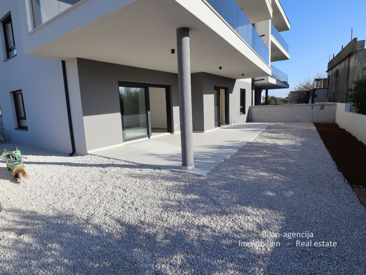 Tribunj, ob morju.Stanovanje, vrt in dvorišče, skupaj 244,50