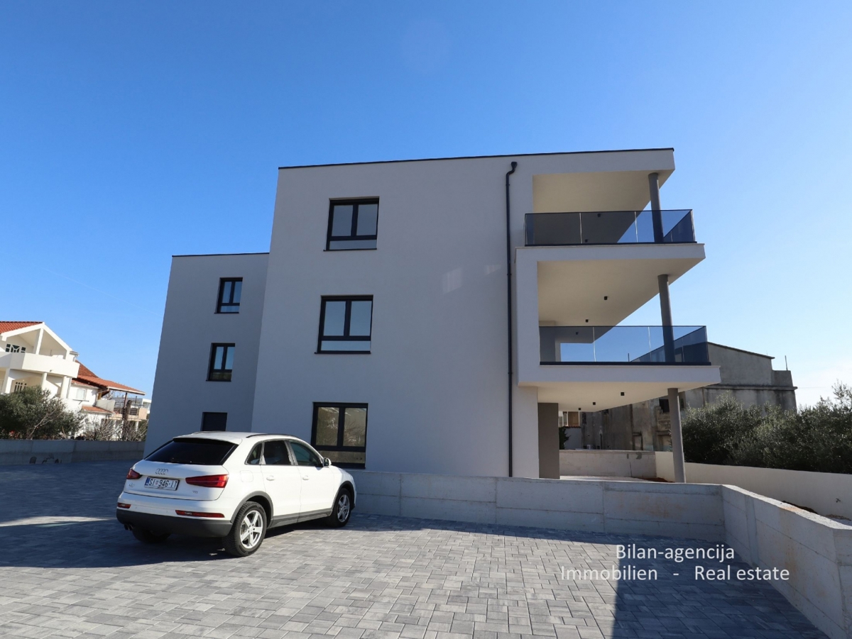 Tribunj, ob morju.Stanovanje, vrt in dvorišče, skupaj 244,50