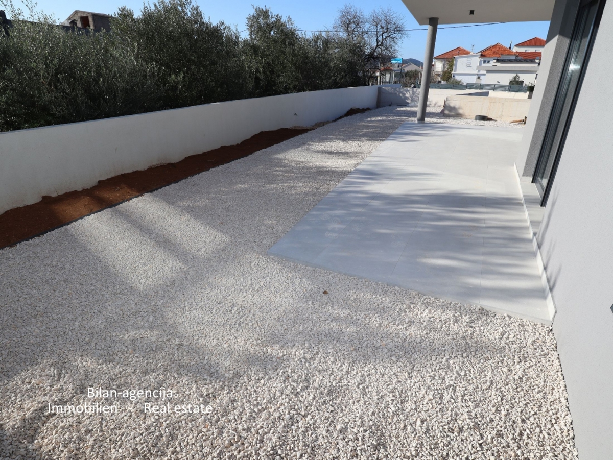 Tribunj, ob morju.Stanovanje, vrt in dvorišče, skupaj 244,50