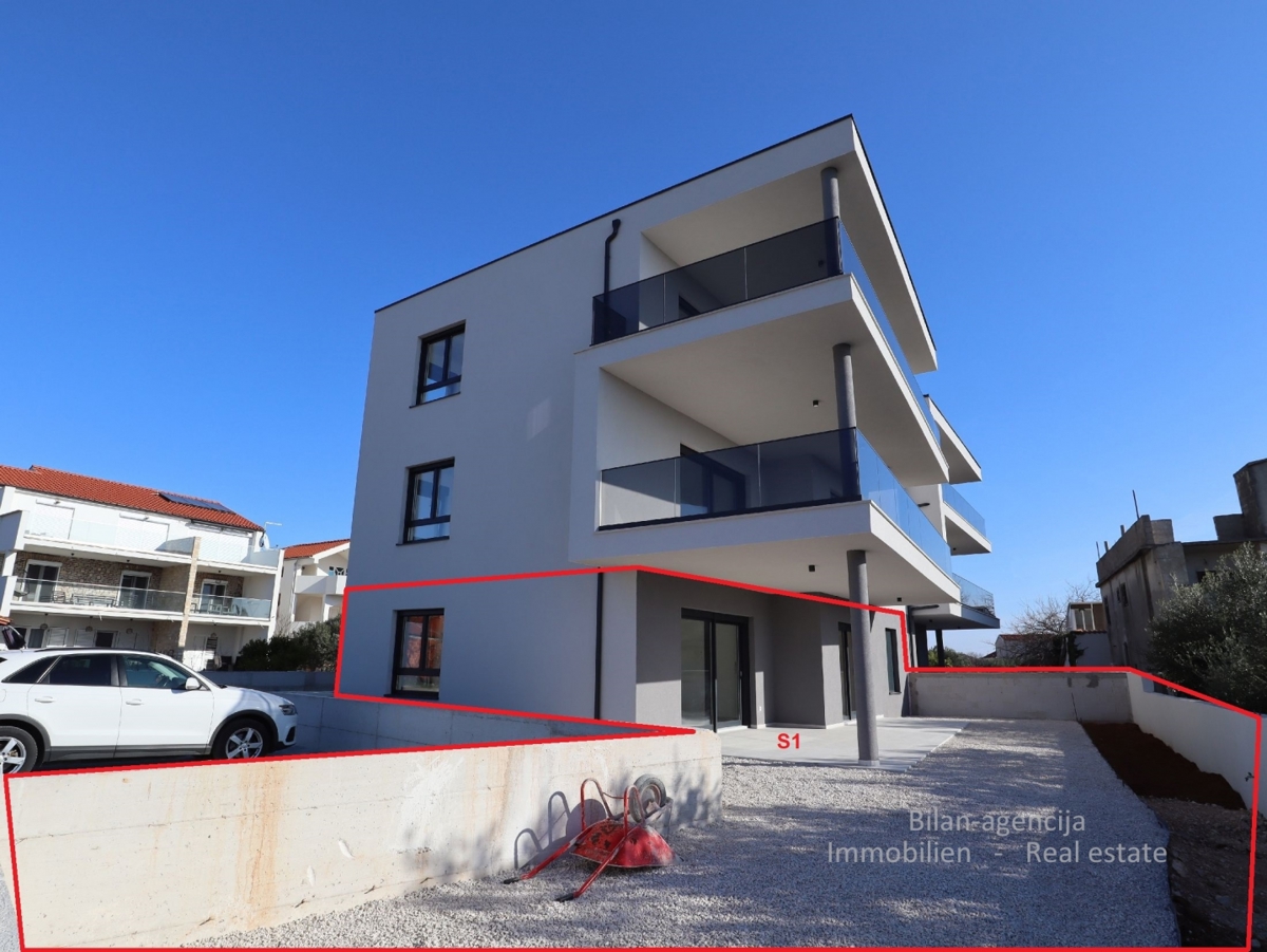 Tribunj, ob morju.Stanovanje, vrt in dvorišče, skupaj 244,50