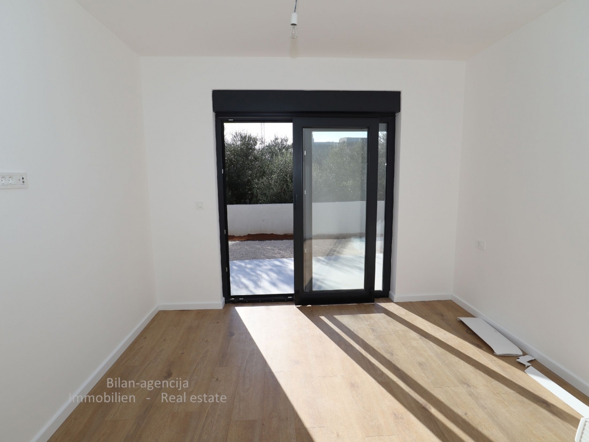 Tribunj, ob morju.Stanovanje, vrt in dvorišče, skupaj 244,50