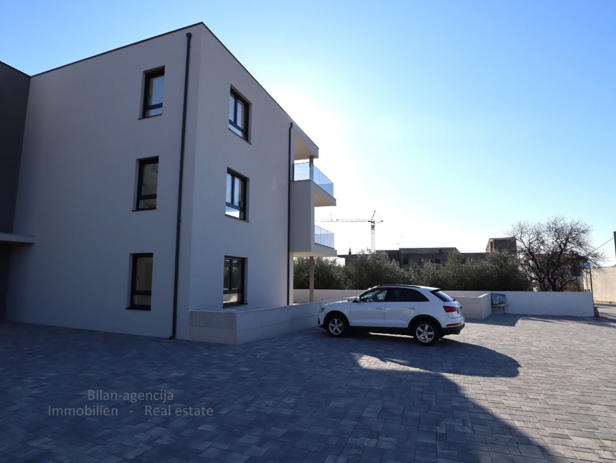 Tribunj, ob morju.Stanovanje, vrt in dvorišče, skupaj 244,50