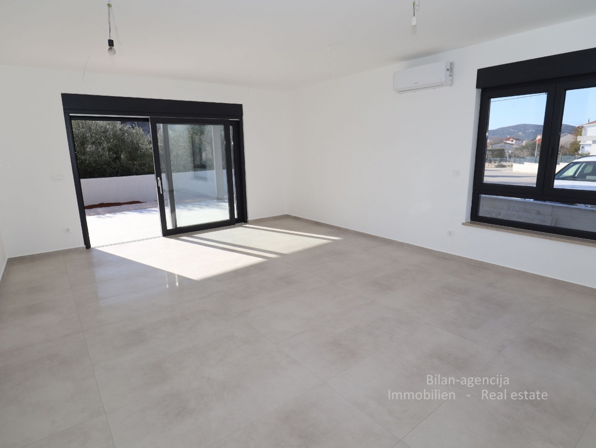 Tribunj, ob morju.Stanovanje, vrt in dvorišče, skupaj 244,50