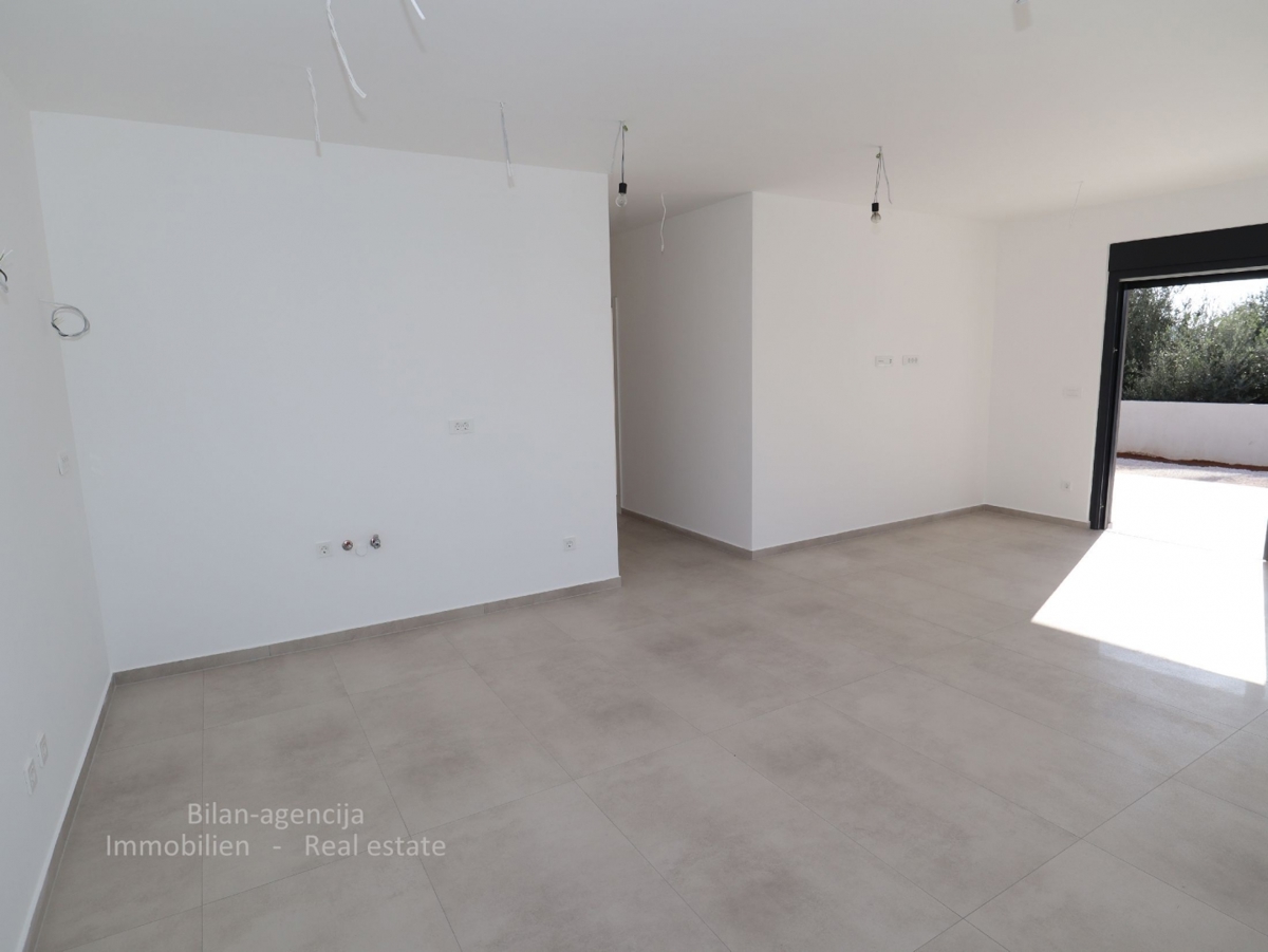 Tribunj, ob morju.Stanovanje, vrt in dvorišče, skupaj 244,50