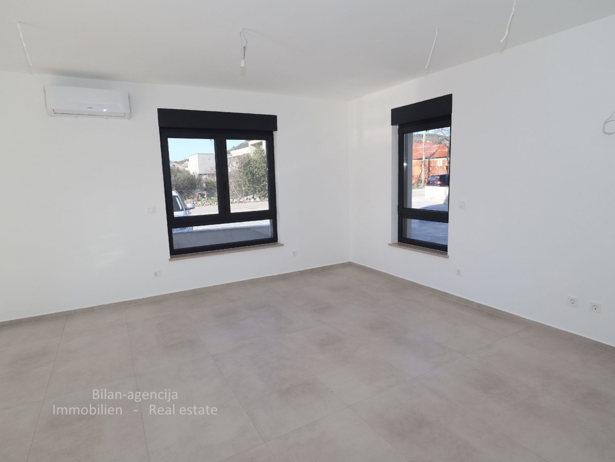 Tribunj, ob morju.Stanovanje, vrt in dvorišče, skupaj 244,50