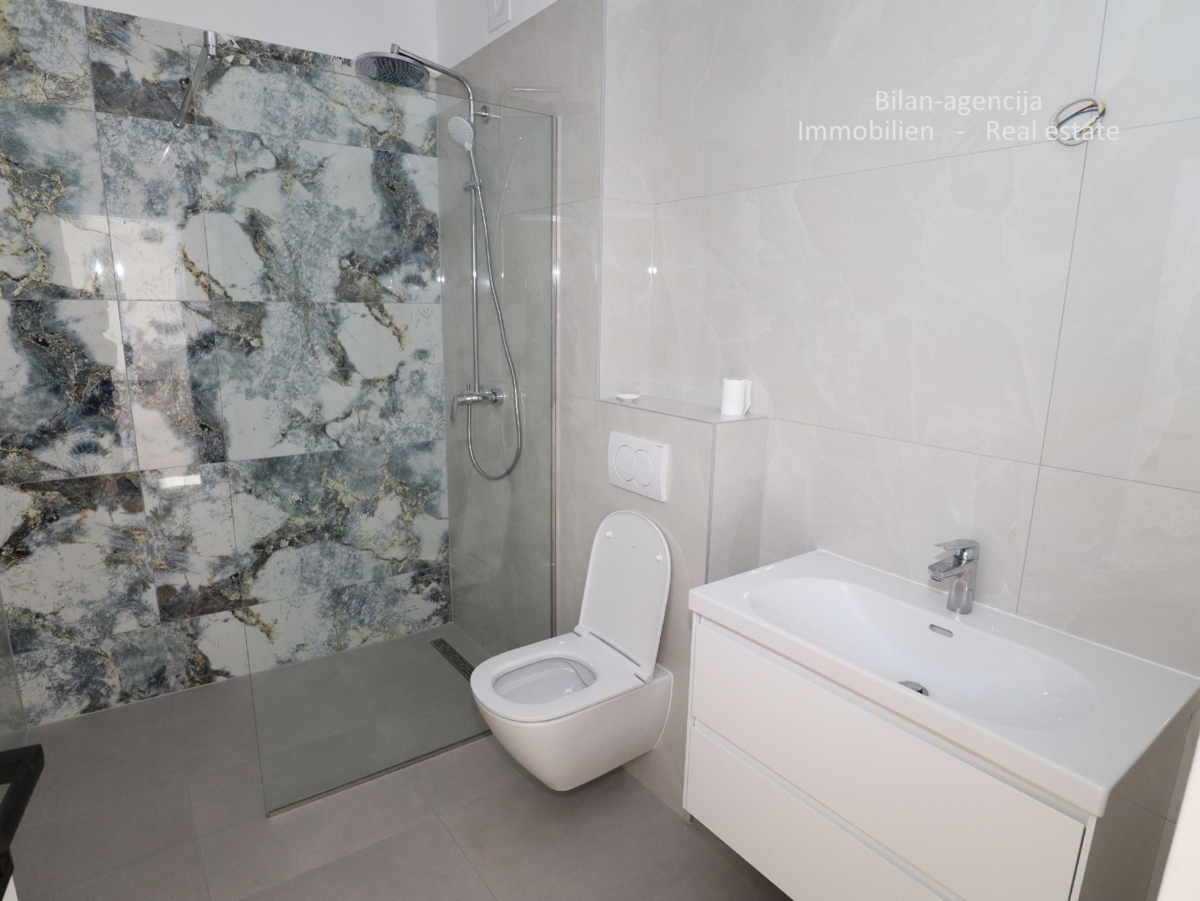 Tribunj, ob morju.Stanovanje, vrt in dvorišče, skupaj 244,50