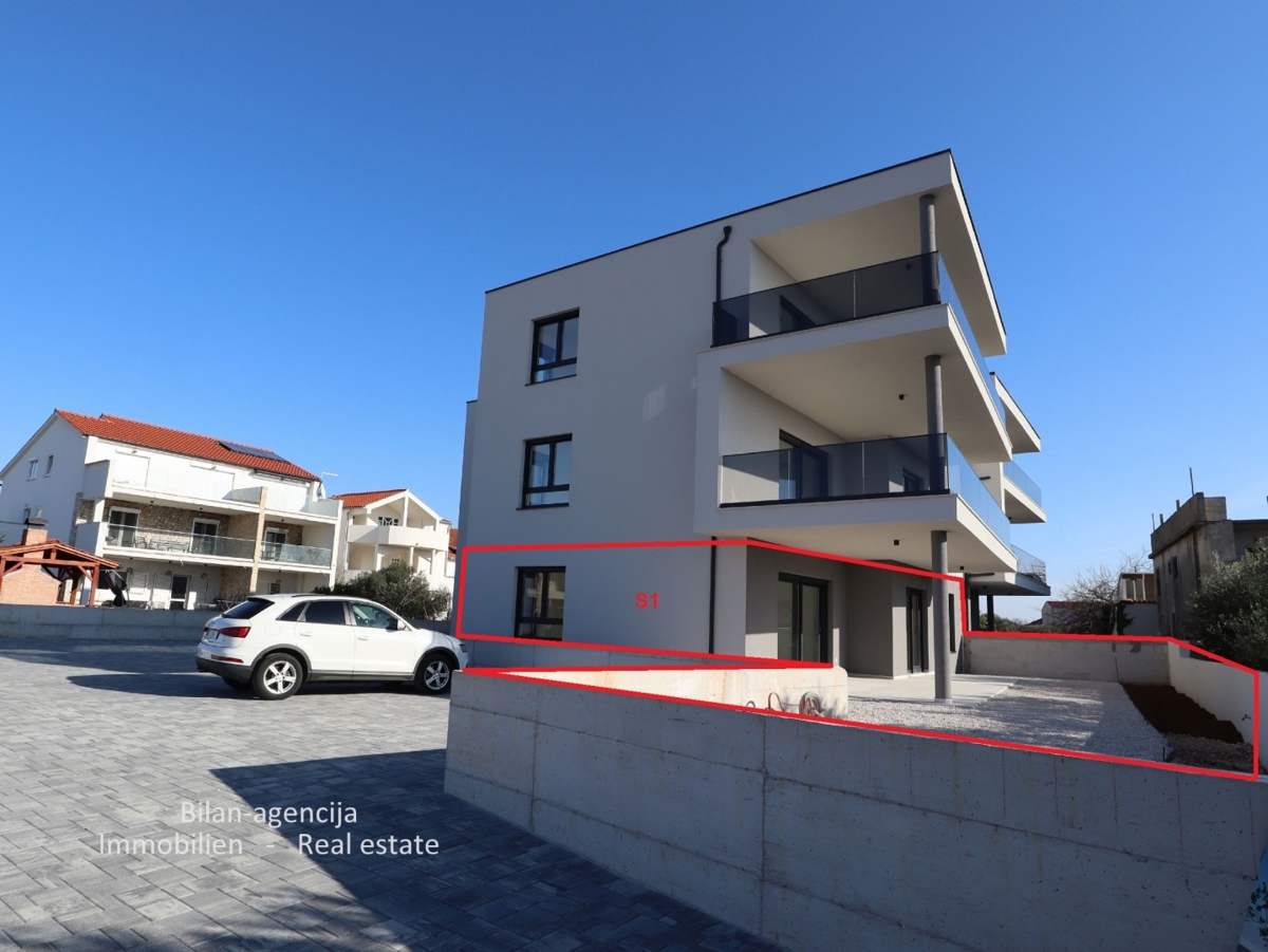 Tribunj, ob morju.Stanovanje, vrt in dvorišče, skupaj 244,50