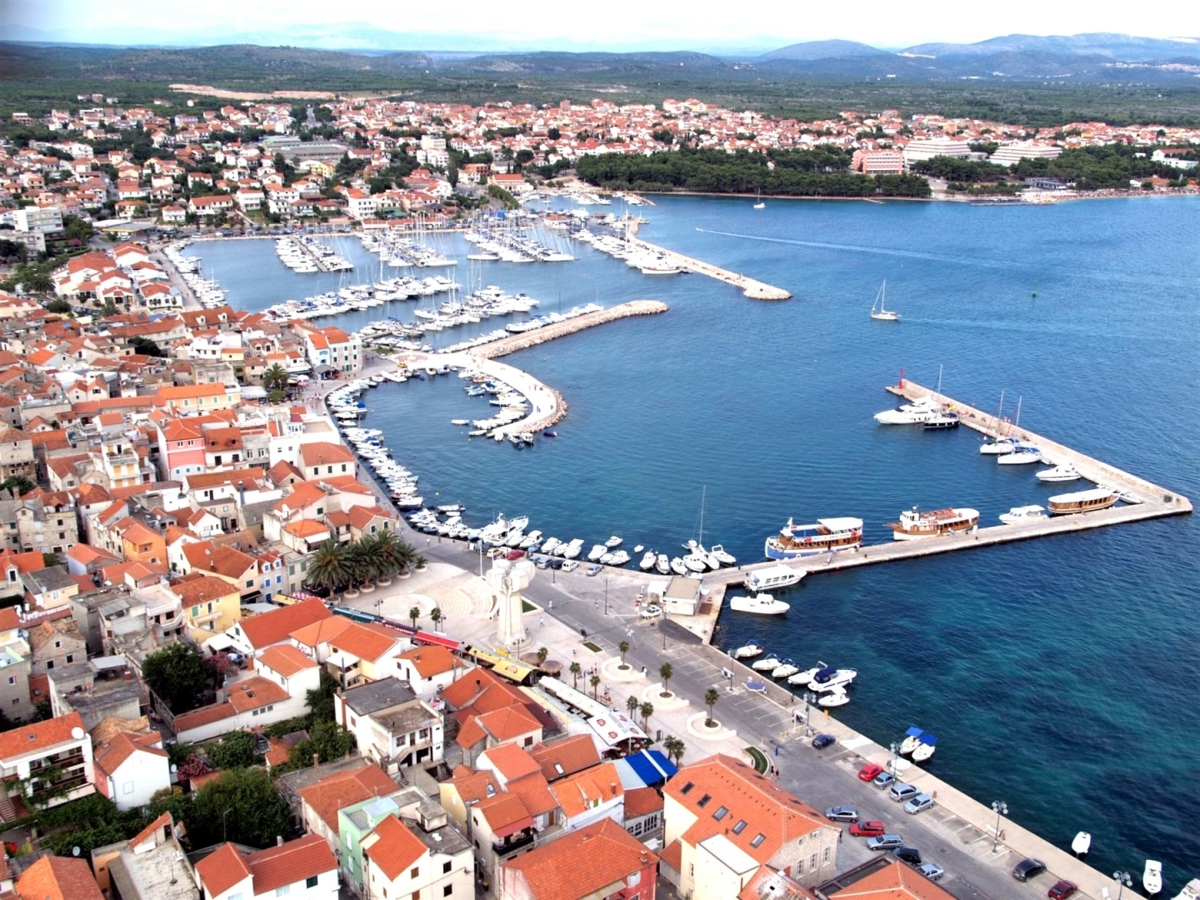 Gradbeno zemljišče, Vodice, 900 m od morja