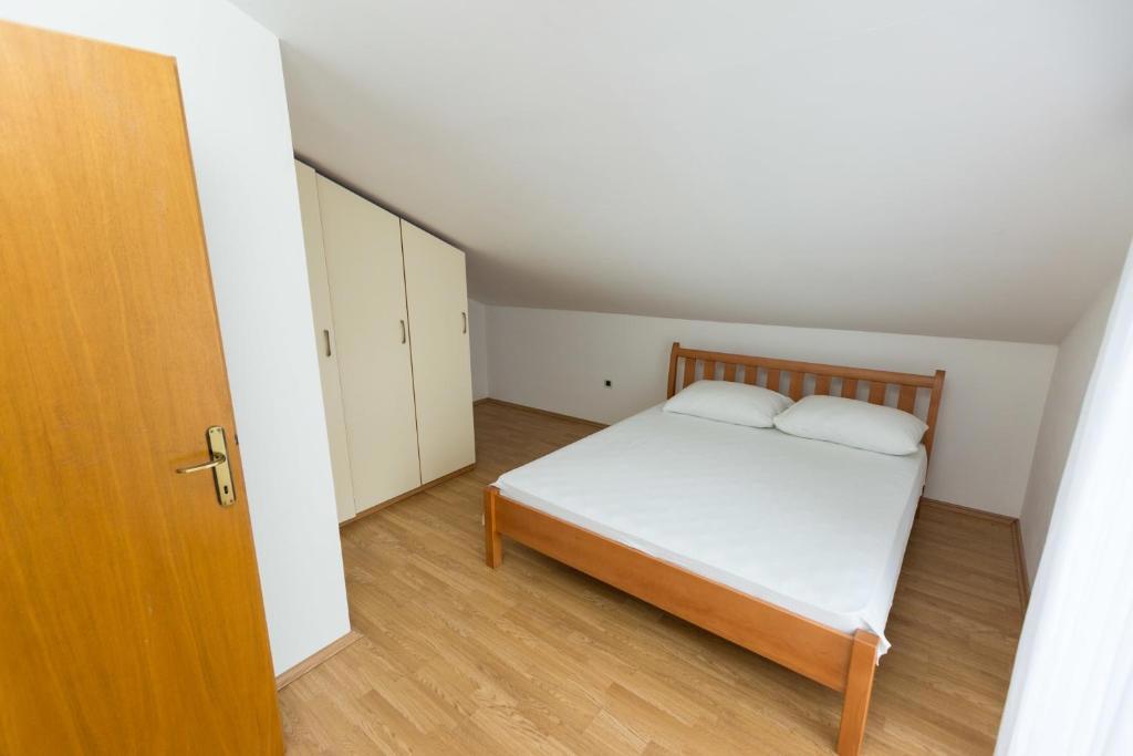 Apartmajska hiša z bazenom v bližini plaže, Čiovo