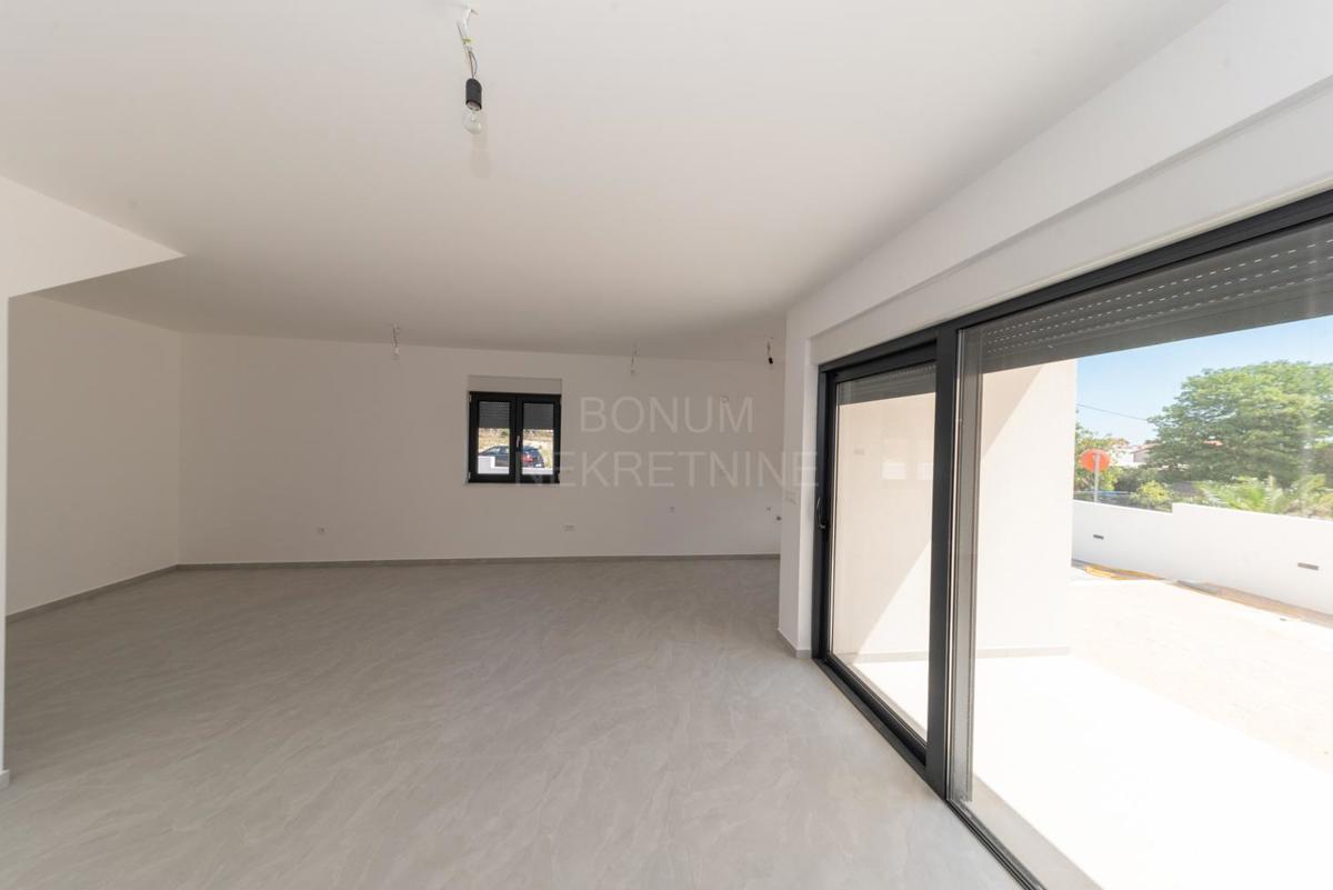  Dupleks stanovanje z dvoriščem, Vodice
