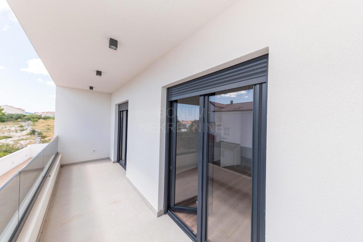  Dupleks stanovanje z dvoriščem, Vodice