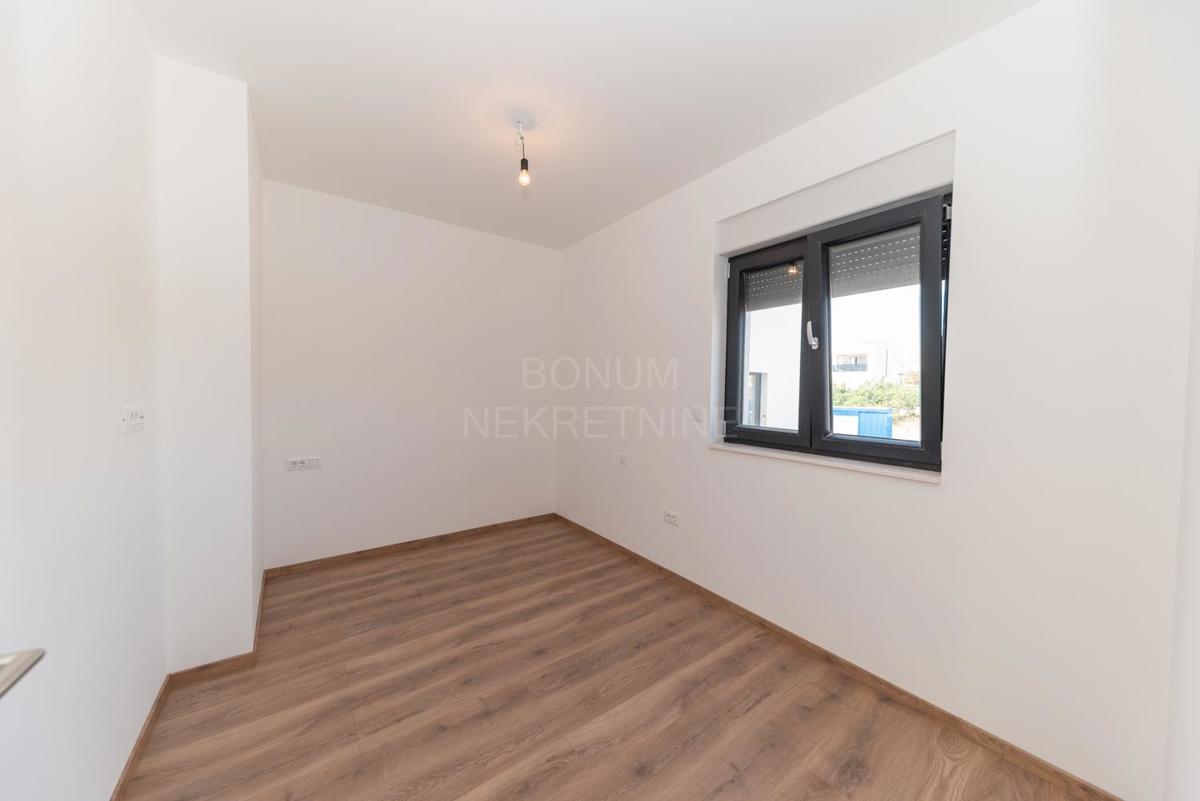  Dupleks stanovanje z dvoriščem, Vodice