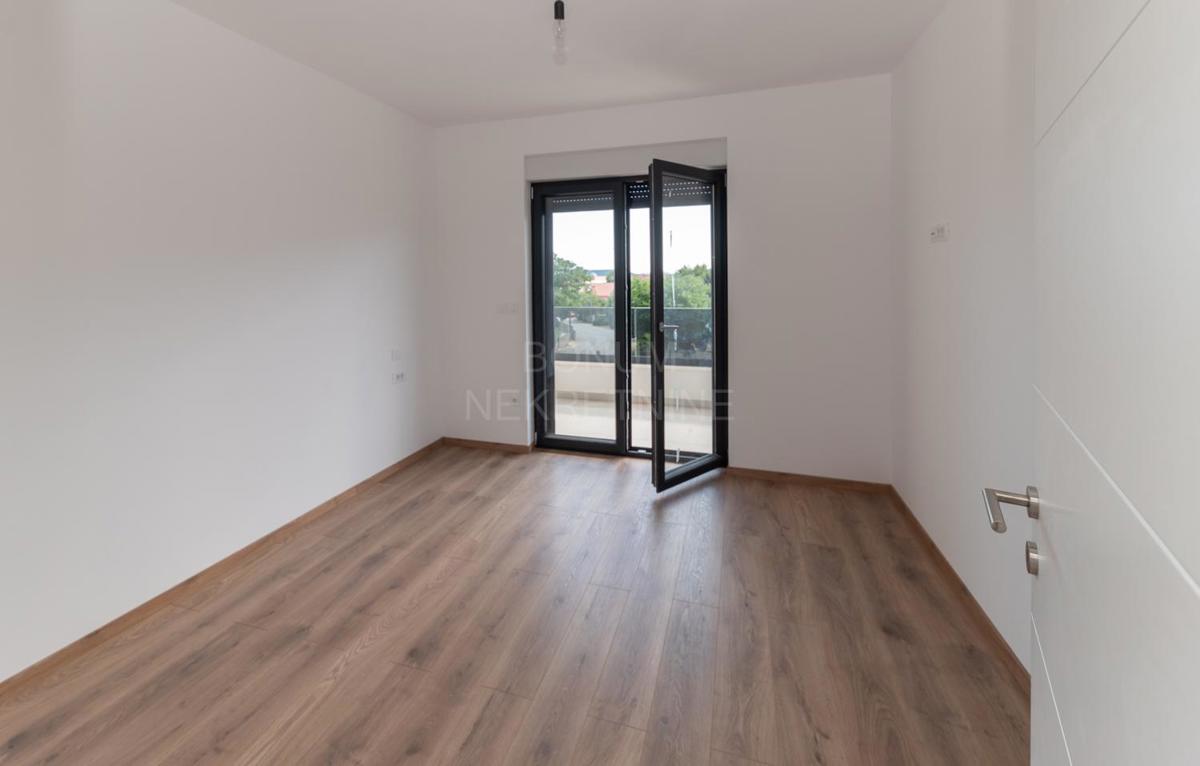 Dupleks stanovanje z dvoriščem, Vodice