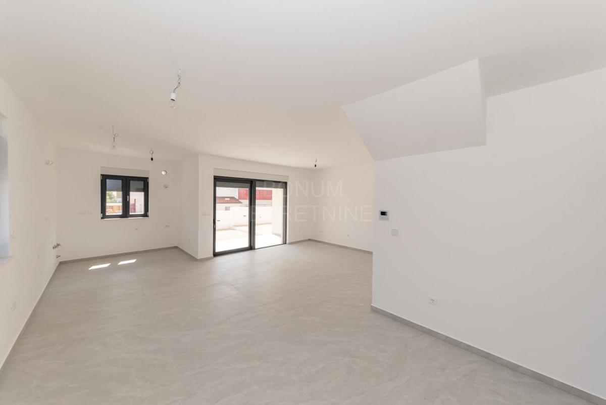  Dupleks stanovanje z dvoriščem, Vodice