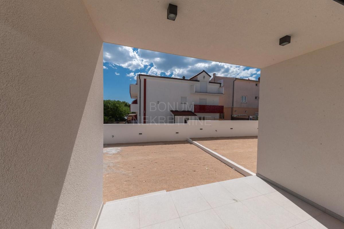  Dupleks stanovanje z dvoriščem, Vodice