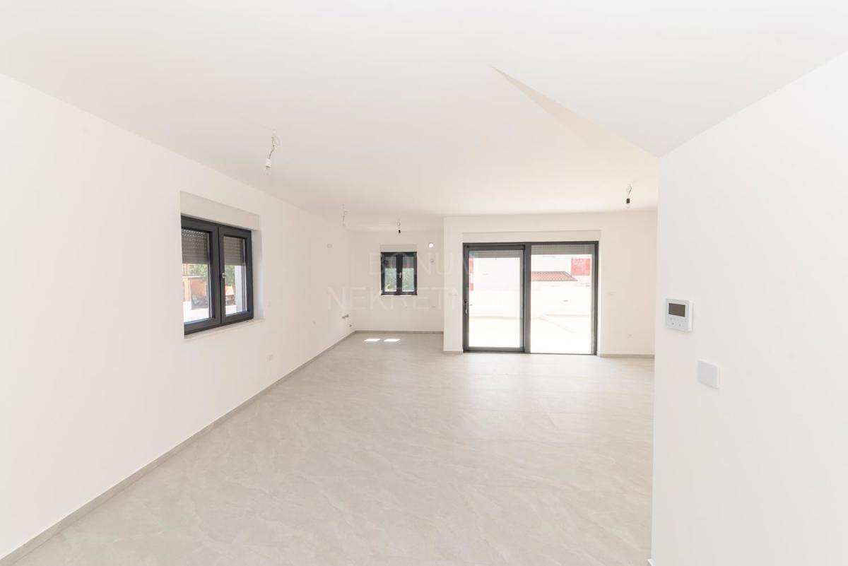  Dupleks stanovanje z dvoriščem, Vodice