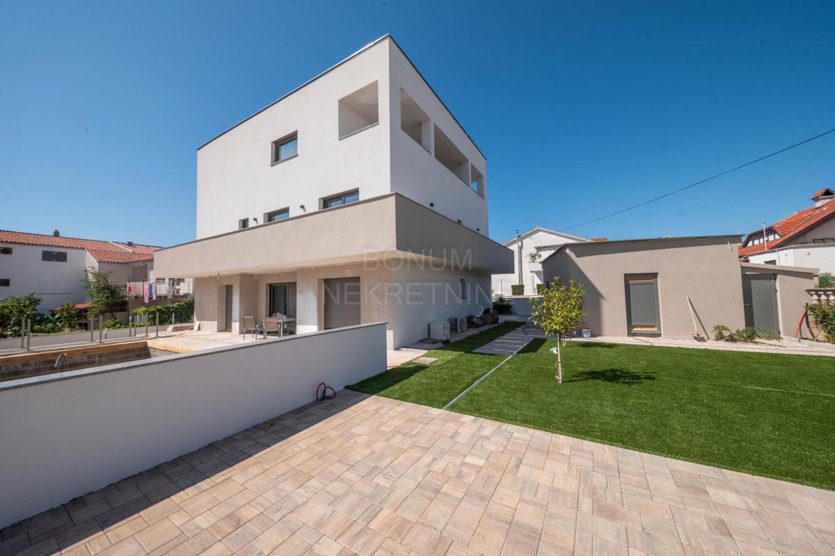  Odlično stanovanje na mirni lokaciji, drugo nadstropje, Vodice