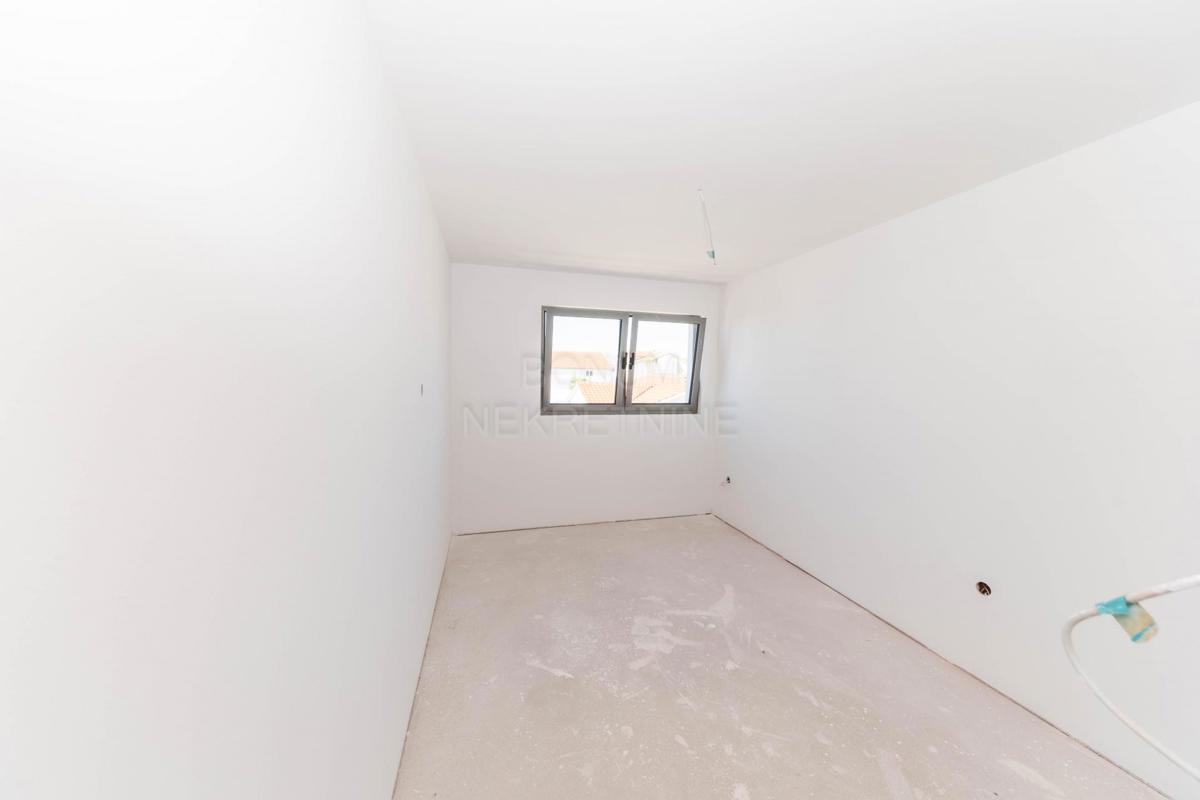  Odlično stanovanje na mirni lokaciji, drugo nadstropje, Vodice