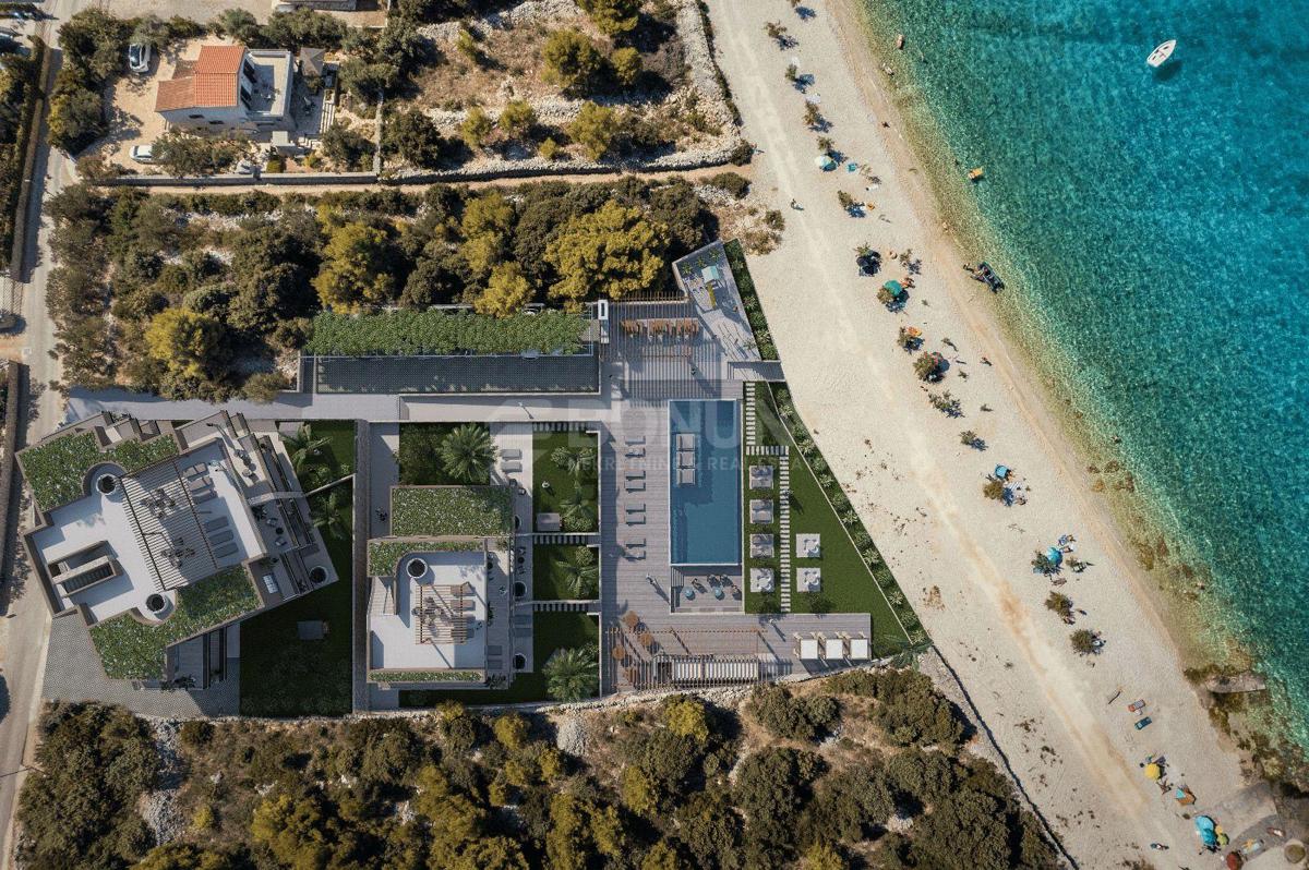 Apartma v prvi vrsti do morja, Sevid