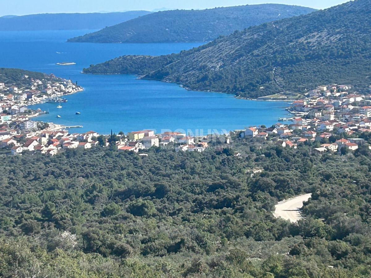 Odlično zazidljivo zemljišče z dovoljenjem in pogledom na morje, Vinišće