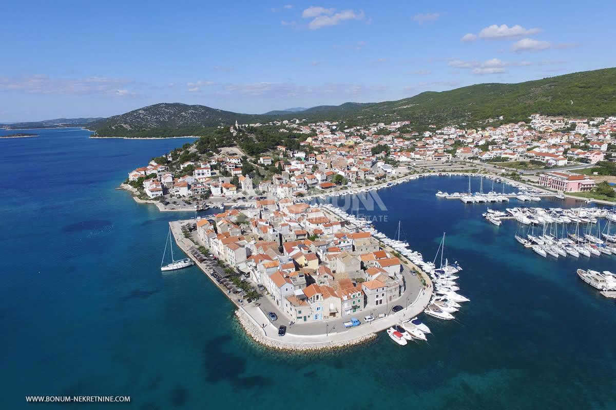 Tribunj – moderna hiša z bazenom, blizu centra in morja