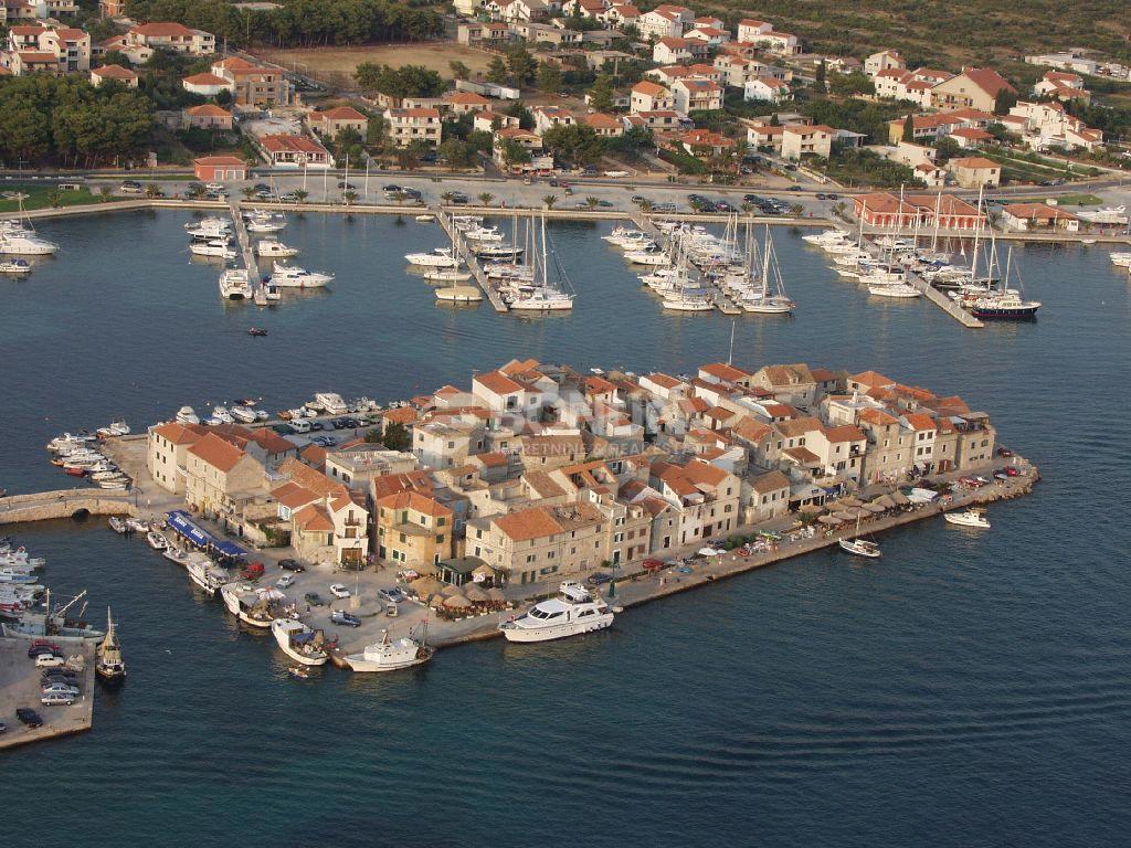 Tribunj – moderna hiša z bazenom, blizu centra in morja