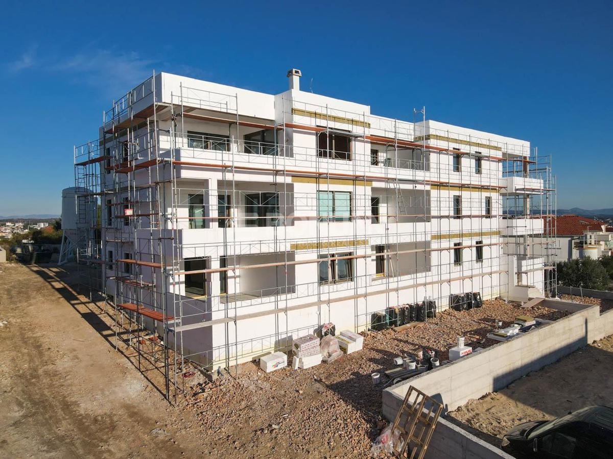 Prostorno stanovanje v pritličju novogradnje, vseljivo 2025, Vodice