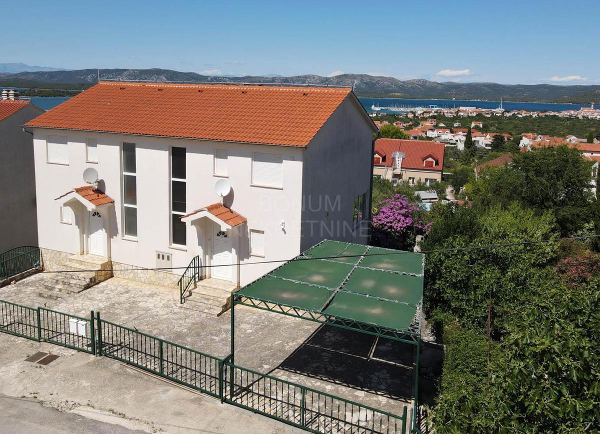 Murter očarljiva hiša na lepi lokaciji s pogledom na morje