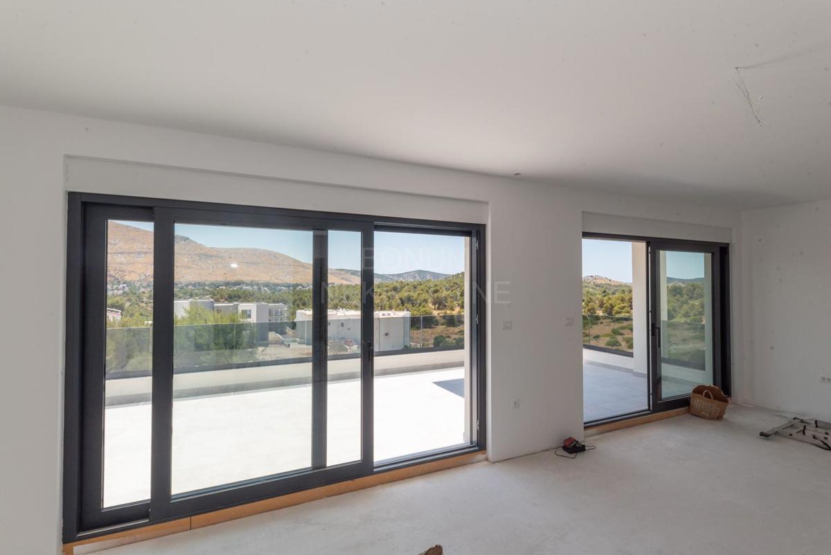 Luksuzni trisobni penthouse s pogledom na morje – Grebaštica