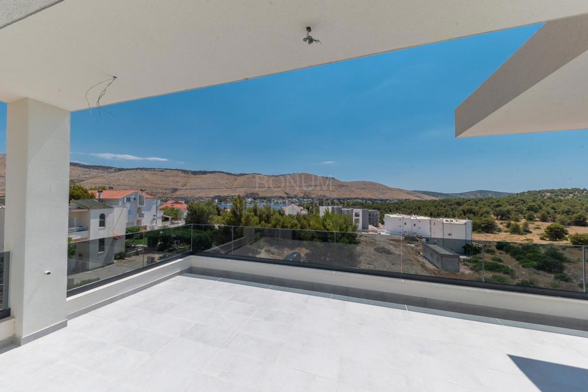 Luksuzni trisobni penthouse s pogledom na morje – Grebaštica