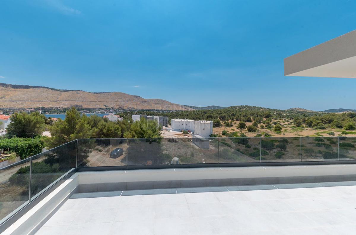 Luksuzni trisobni penthouse s pogledom na morje – Grebaštica