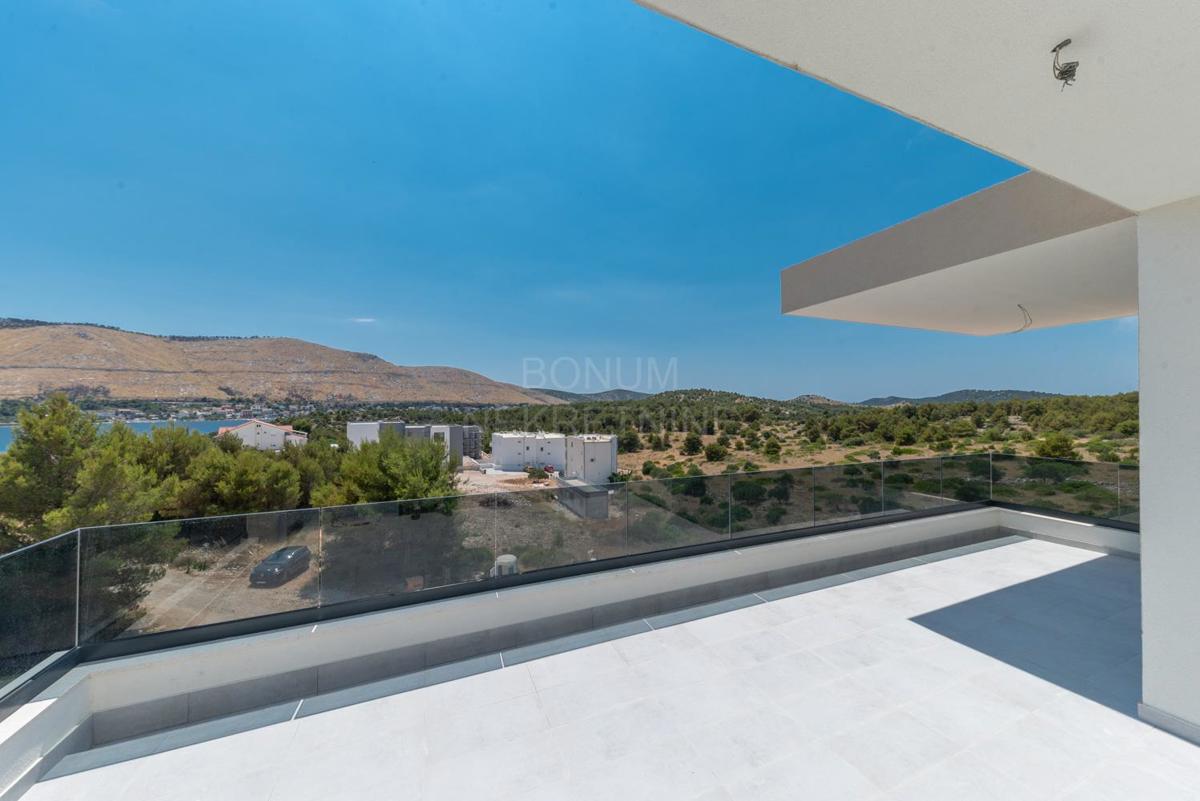 Luksuzni trisobni penthouse s pogledom na morje – Grebaštica