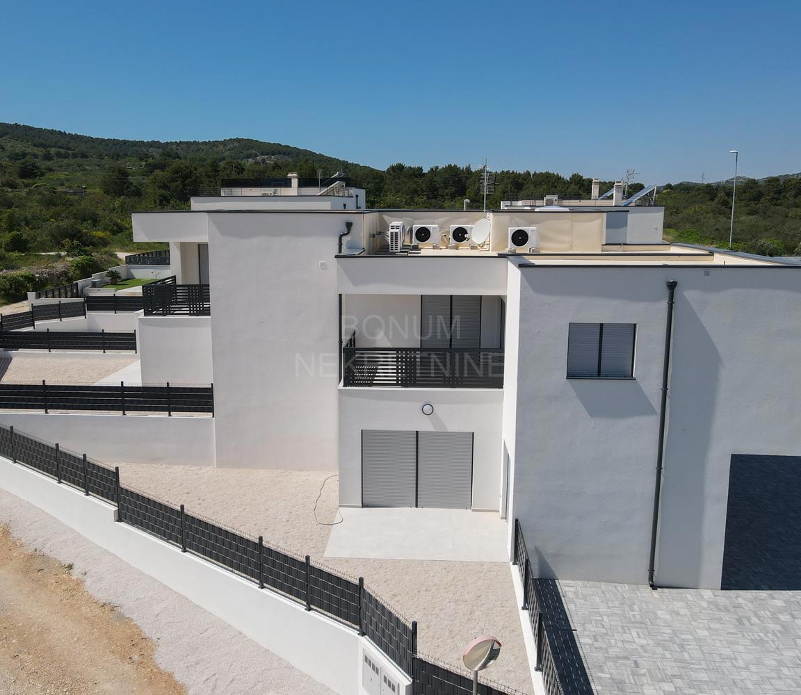  Odlično dvosobno stanovanje, prvo nadstropje, Vodice