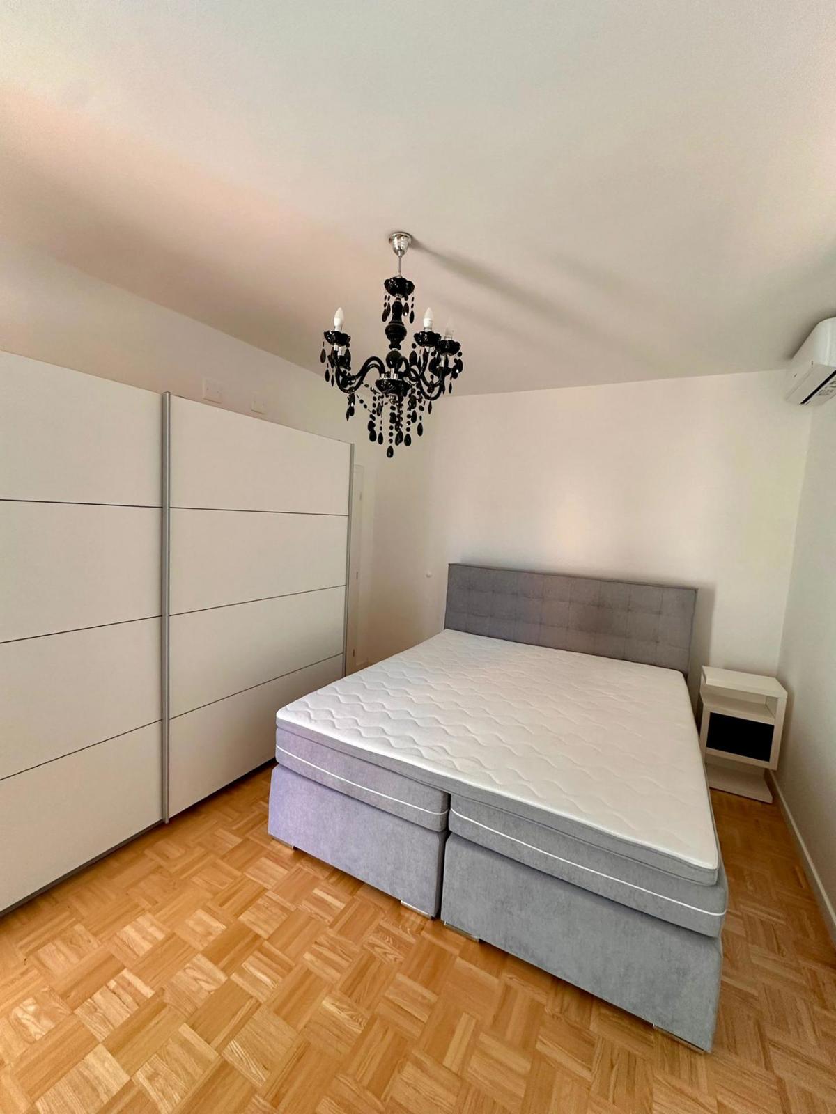 Edinstvena družinska hiša z dvema apartmajema v Brodarici, blizu morja