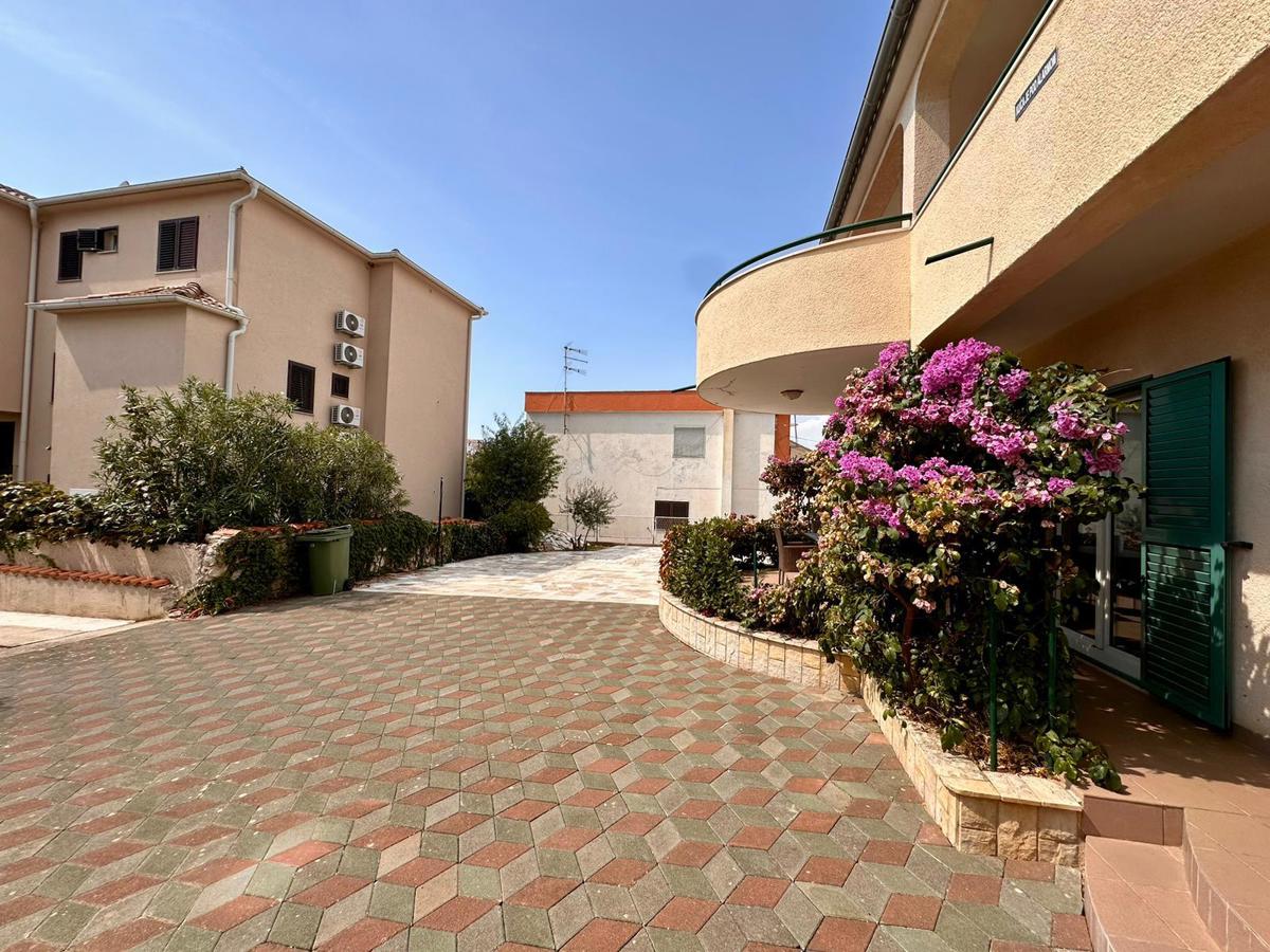 Edinstvena družinska hiša z dvema apartmajema v Brodarici, blizu morja