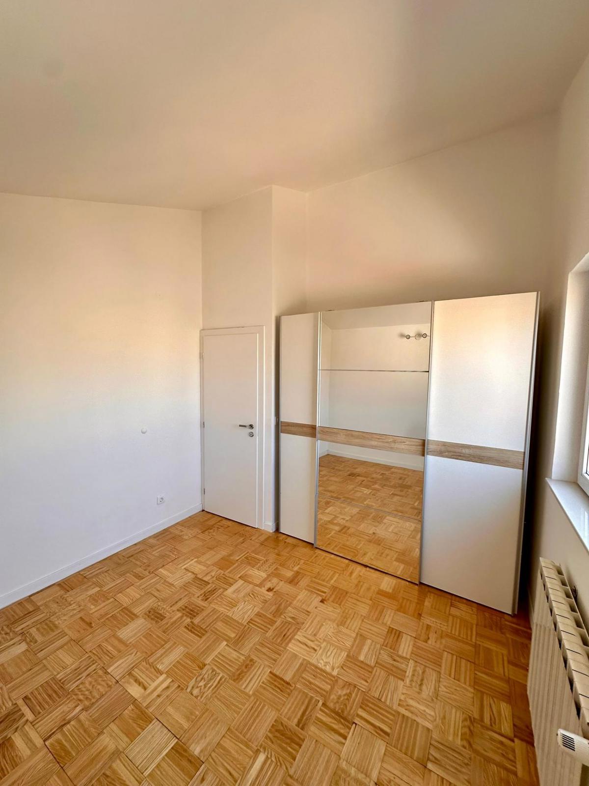 Edinstvena družinska hiša z dvema apartmajema v Brodarici, blizu morja