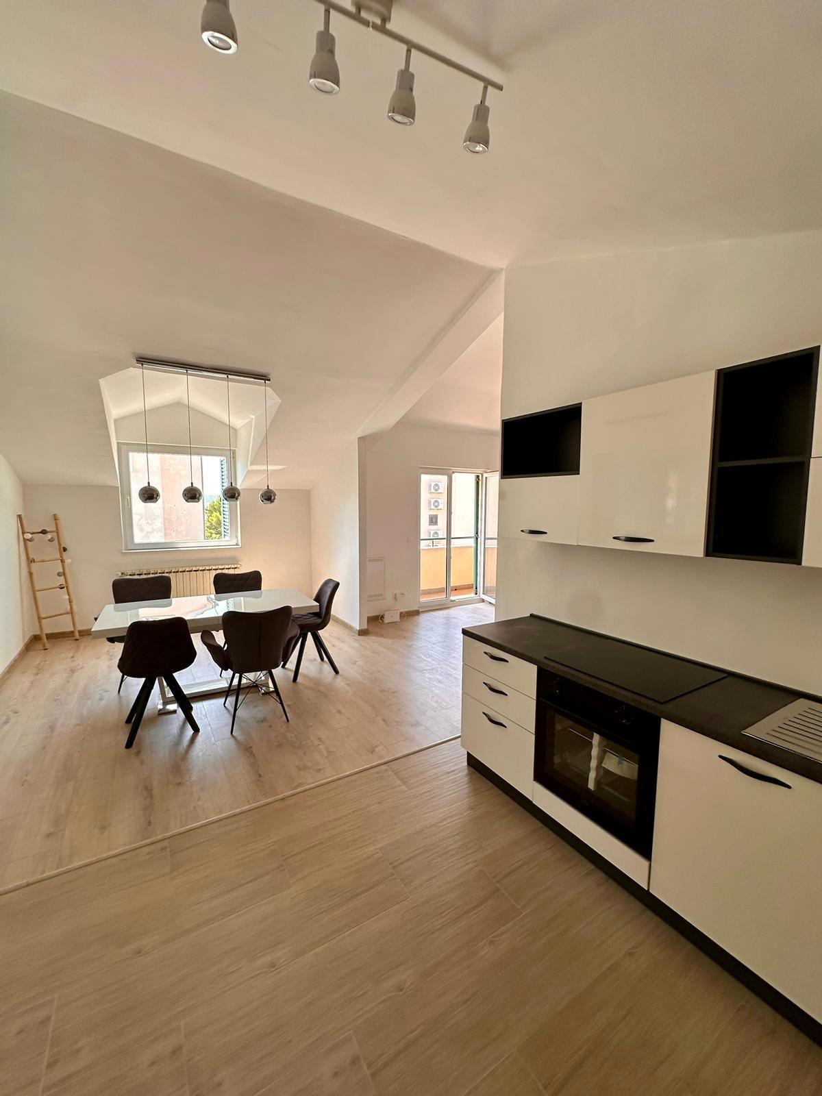 Edinstvena družinska hiša z dvema apartmajema v Brodarici, blizu morja