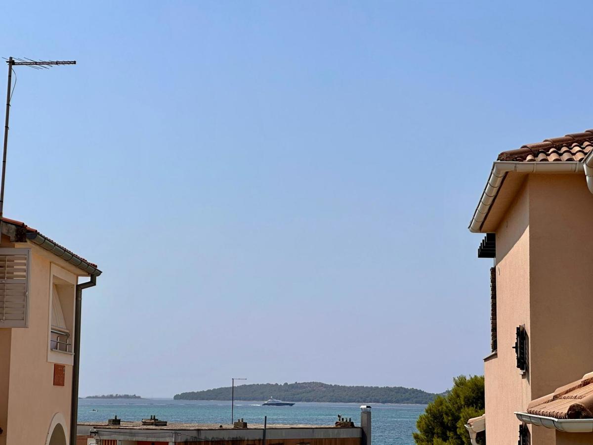 Edinstvena družinska hiša z dvema apartmajema v Brodarici, blizu morja