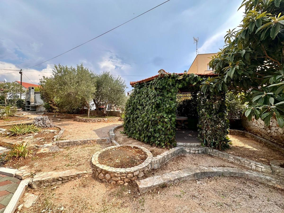 Edinstvena družinska hiša z dvema apartmajema v Brodarici, blizu morja