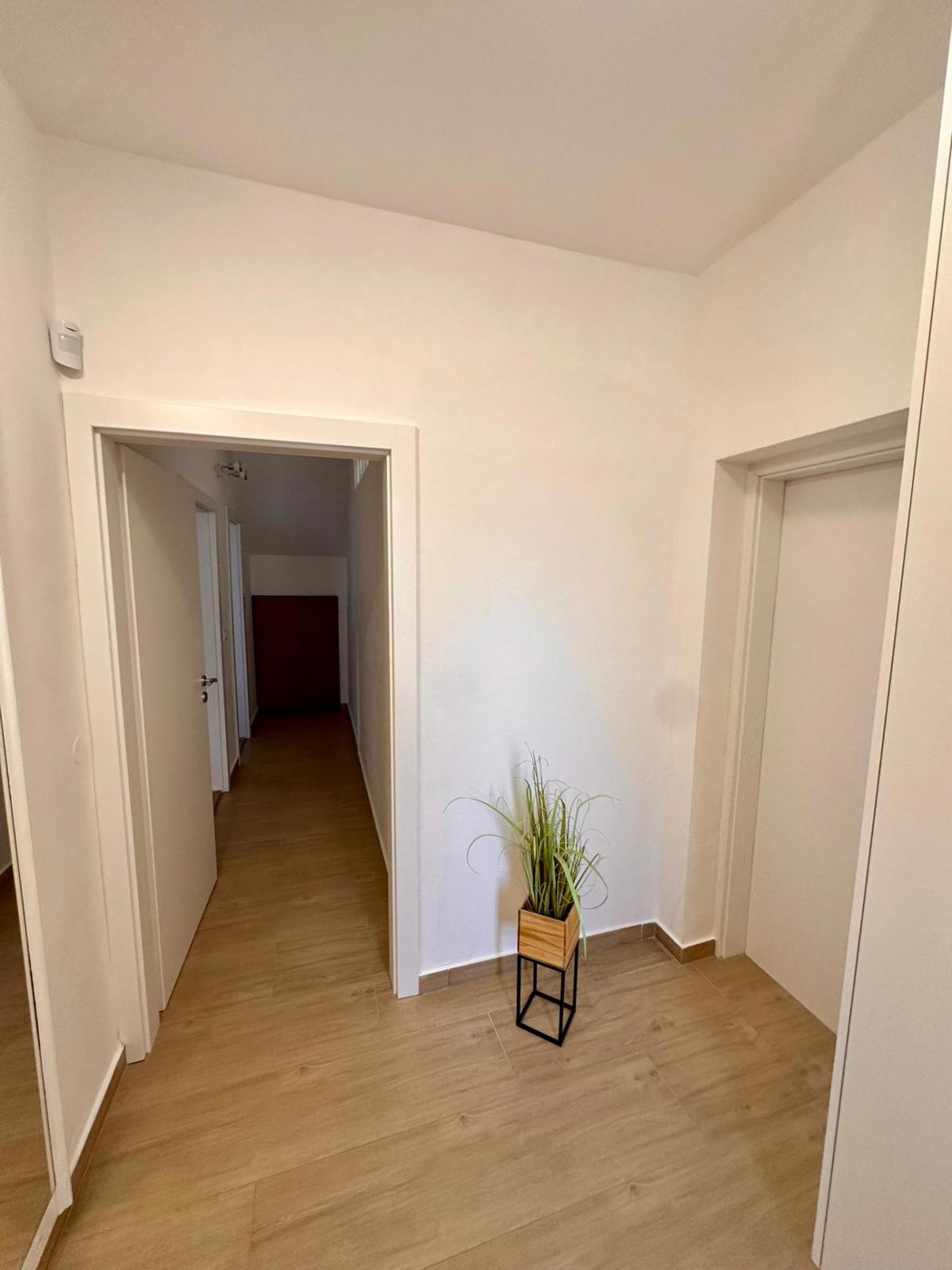Edinstvena družinska hiša z dvema apartmajema v Brodarici, blizu morja