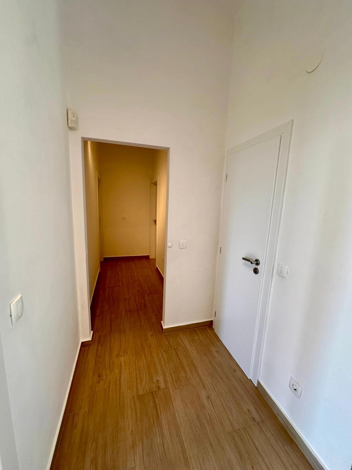 Edinstvena družinska hiša z dvema apartmajema v Brodarici, blizu morja