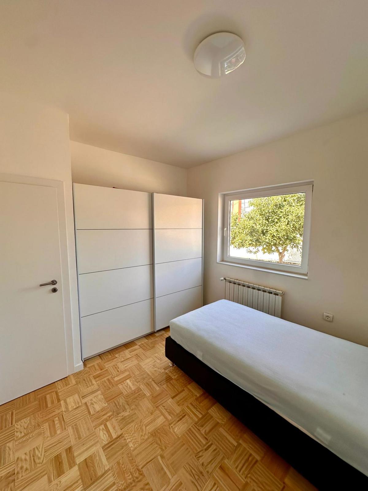 Edinstvena družinska hiša z dvema apartmajema v Brodarici, blizu morja