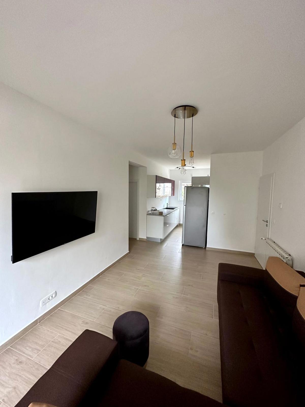 Edinstvena družinska hiša z dvema apartmajema v Brodarici, blizu morja