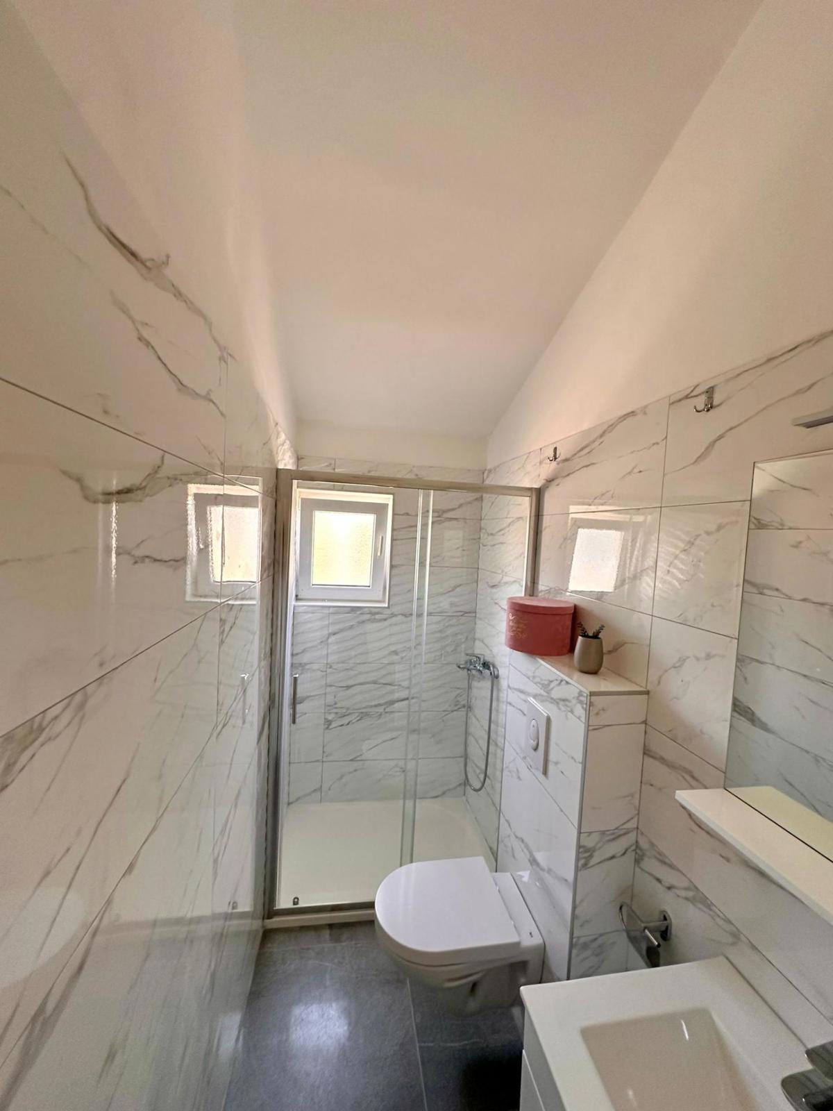 Edinstvena družinska hiša z dvema apartmajema v Brodarici, blizu morja