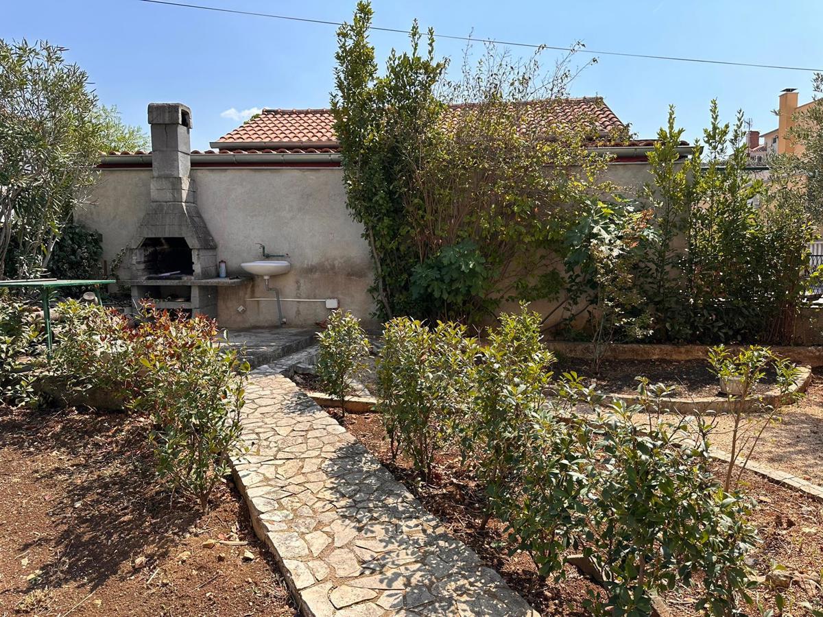 Edinstvena družinska hiša z dvema apartmajema v Brodarici, blizu morja
