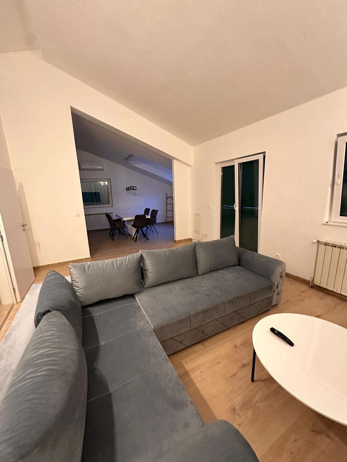Edinstvena družinska hiša z dvema apartmajema v Brodarici, blizu morja