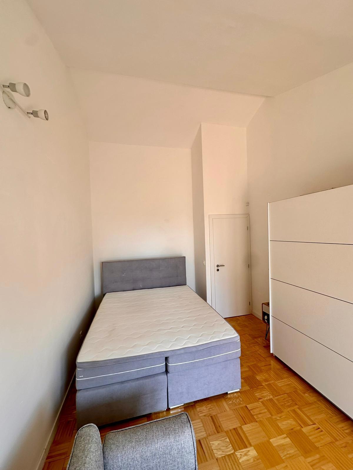 Edinstvena družinska hiša z dvema apartmajema v Brodarici, blizu morja