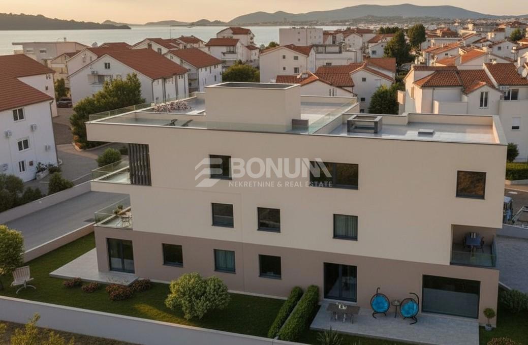 Luksuzen penthouse z veliko strešno teraso in panoramskim pogledom, 50 m od morja – Srima pri Vodicah