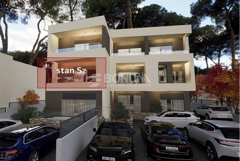 Brodarica – Prostoren dvosobni apartma z ložo v prvem nadstropju, 130 m od morja